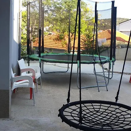 Adam アパート ザヴァラティサ