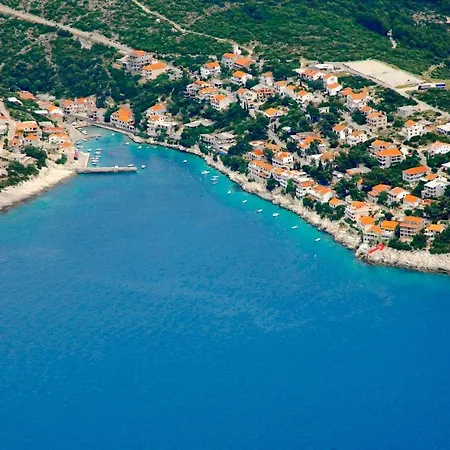 アパート Adam ザヴァラティサ