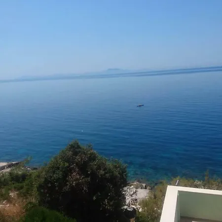 Adam Apartman