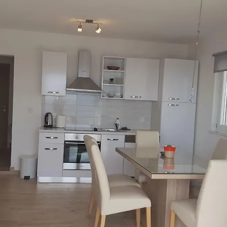 Adam Apartman *