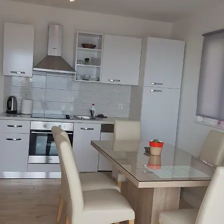 Adam Apartman *